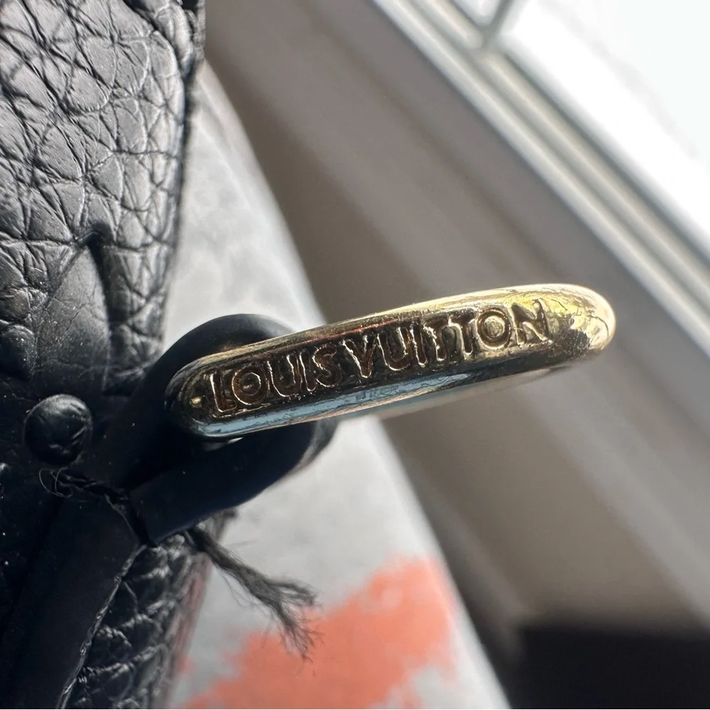 Elegant Black Embossed Crossbody Bag - Picture 4 of 5